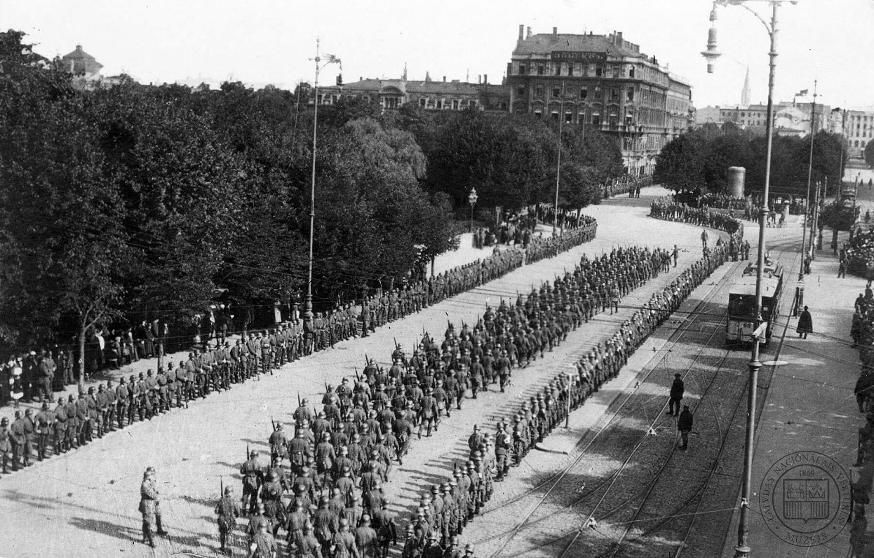 German army marches into Riga