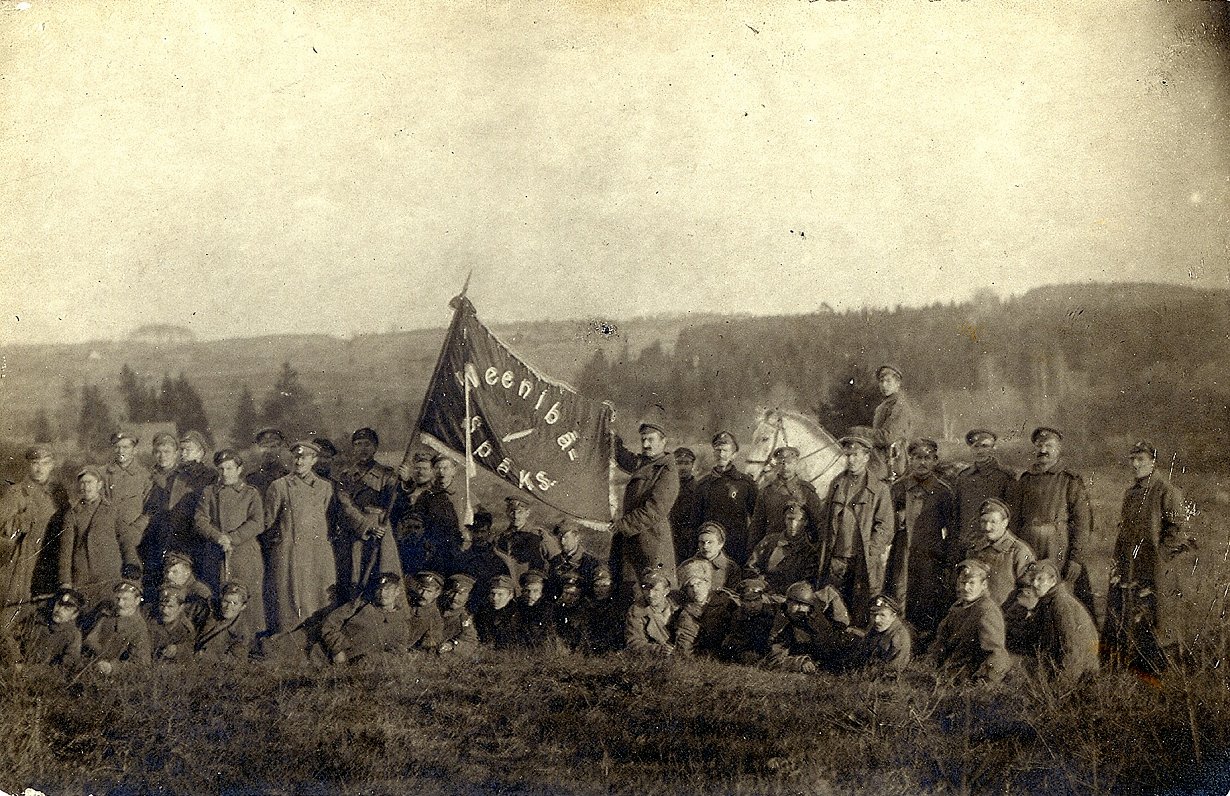 2. Rīgas latviešu strēlnieku pulka karavīri pozīcijās ar karogu „ Vienībā spēks!” 1917. gada oktobri...