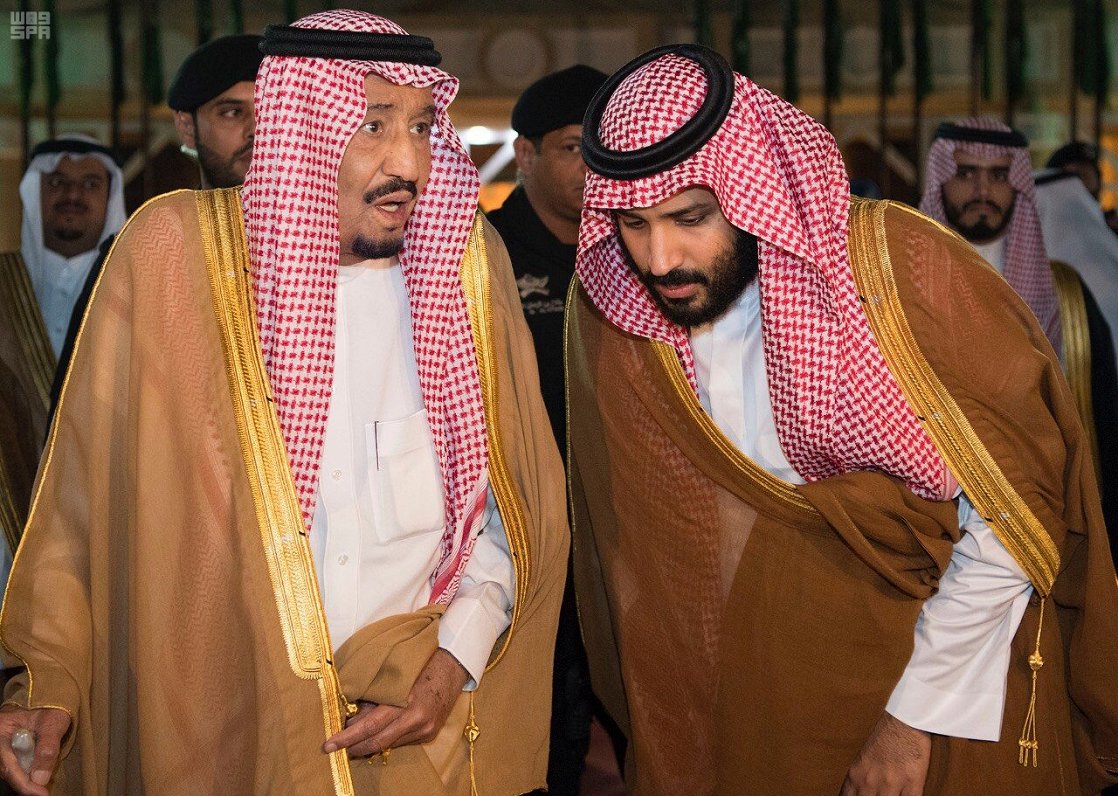 Saūda Arābijas karalis runā ar savu dēlu, kroņprinci Muhamedu bin Salmanu