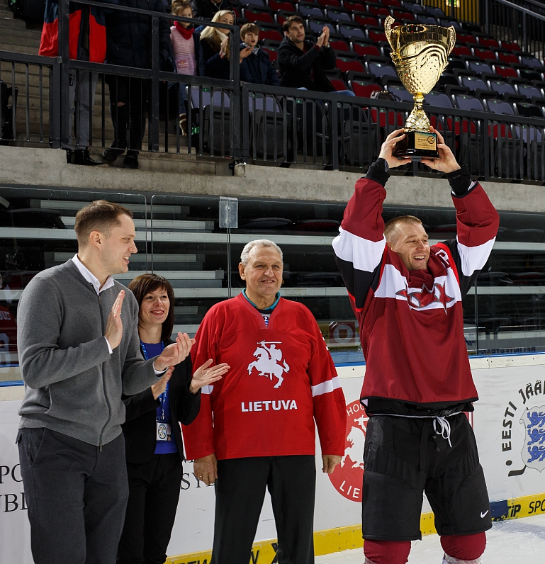 Latvijas hokeja klubu izlase triumfē Lietuvā