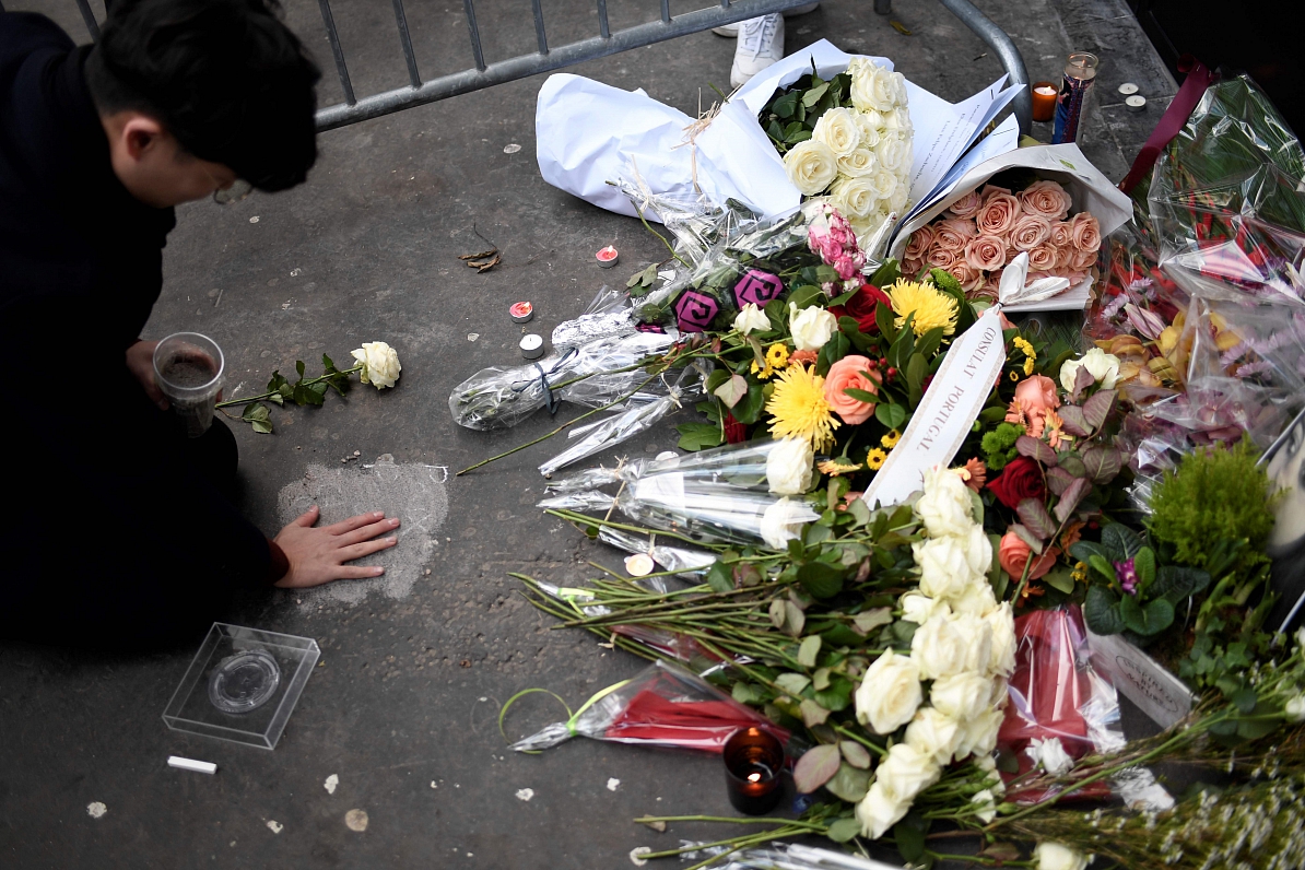 Ziedu nolikšana Parīzē pirms diviem gadiem terora aktā nogalināto piemiņai