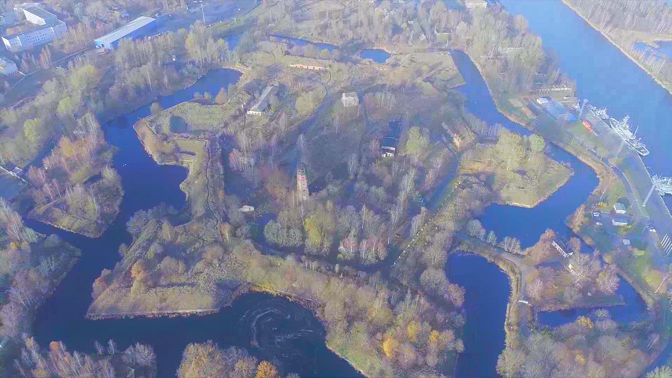 Даугавгривская крепость – такой объект, который толком рассомтреть можно только с дрона или сателлит...