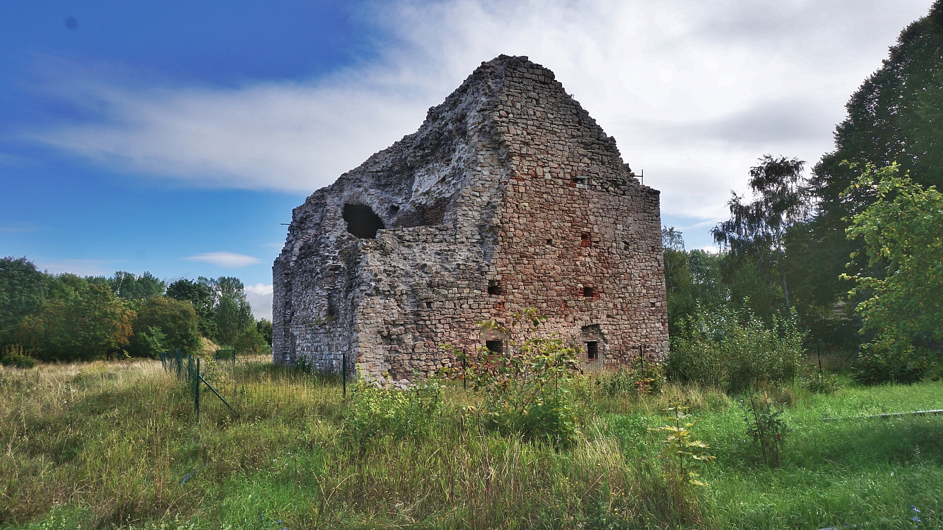 Одно из стариннейших зданий Даугавгривской крепости – пороховая башня. Заброшена она с 40-х гг. ХХ в...