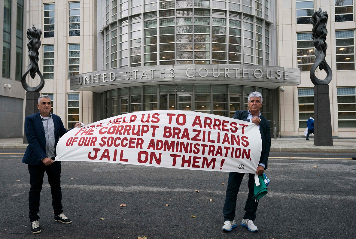 Protestētāji pie tiesas nama Bruklinā