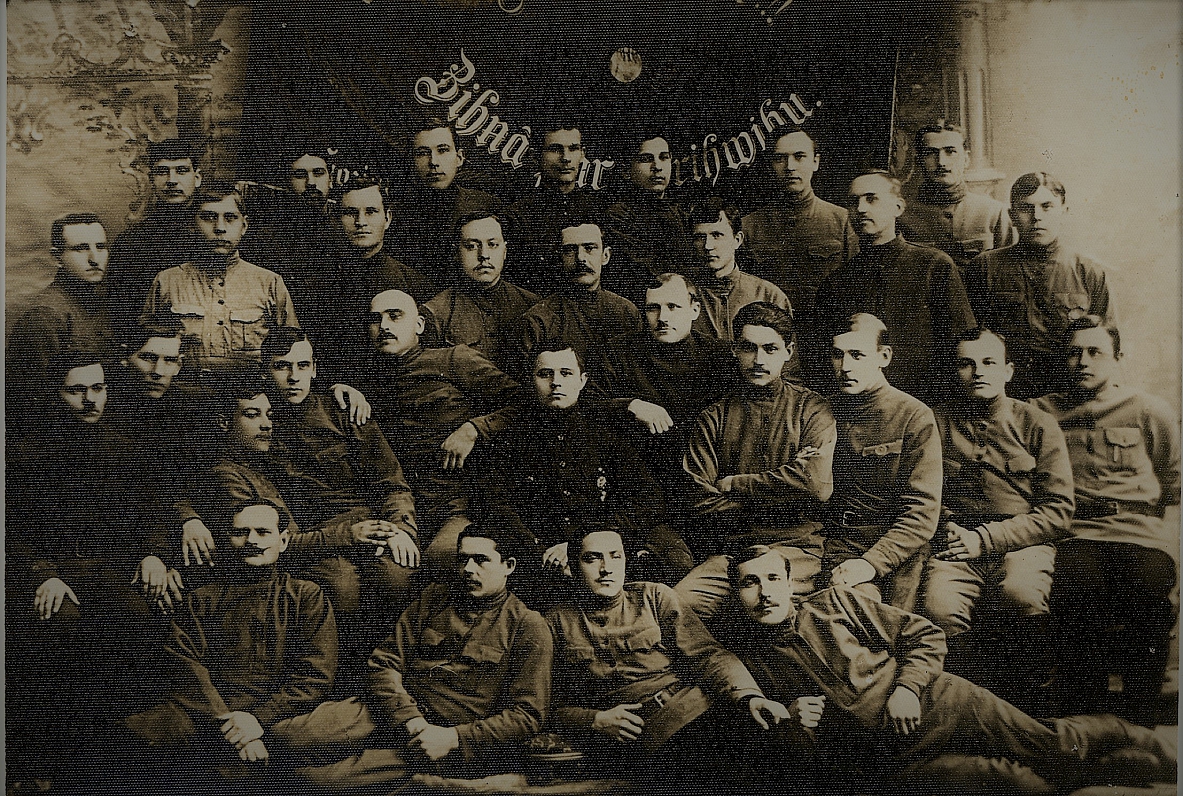 7. Bauskas latviešu strēlnieku pulka strēlnieki pēc padomju varas nodibināšanas Valmierā. 1917. gada...