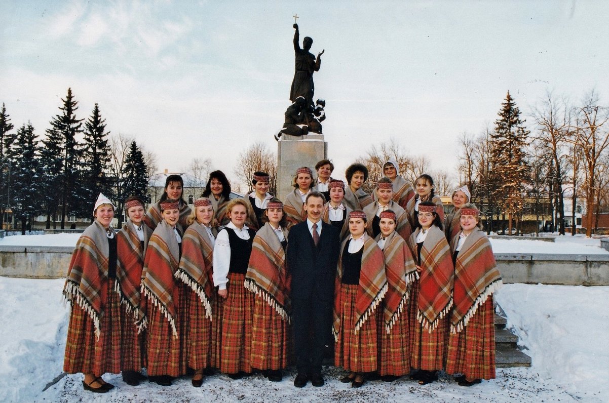 Koris “Medicus” 1998.gada 18. novembrī Rēzeknē pie pieminekļa “Vienoti Latvijai”