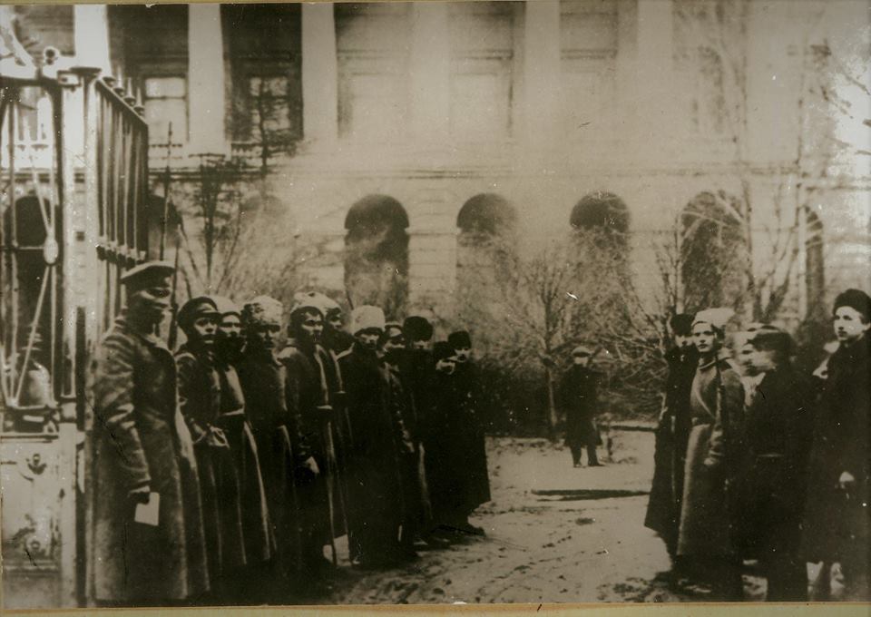 Petrogradas rūpnīcu strādnieki-sarkangvardi 1917. gada novembrī.
