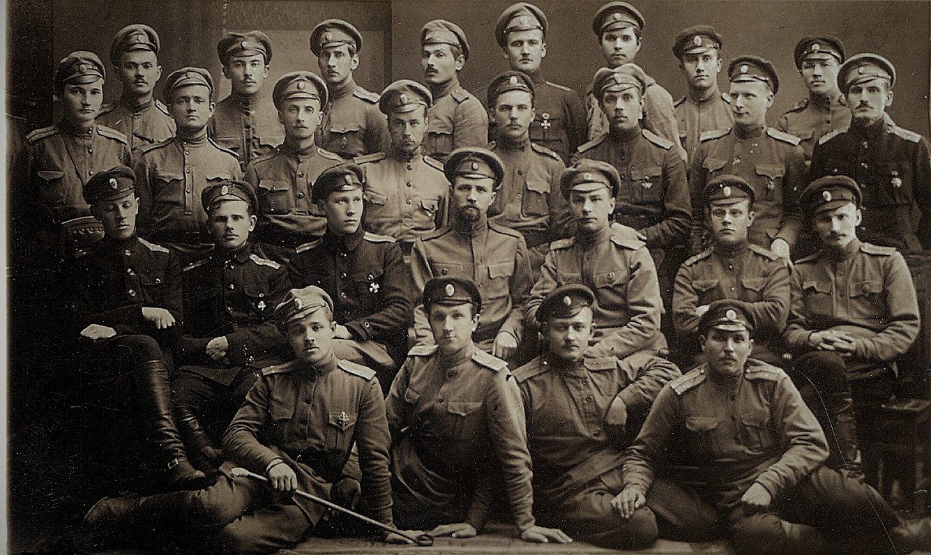 Группа офицеров 7-го Бауского латышского стрелкового полка после освобождения из-под большевистского...