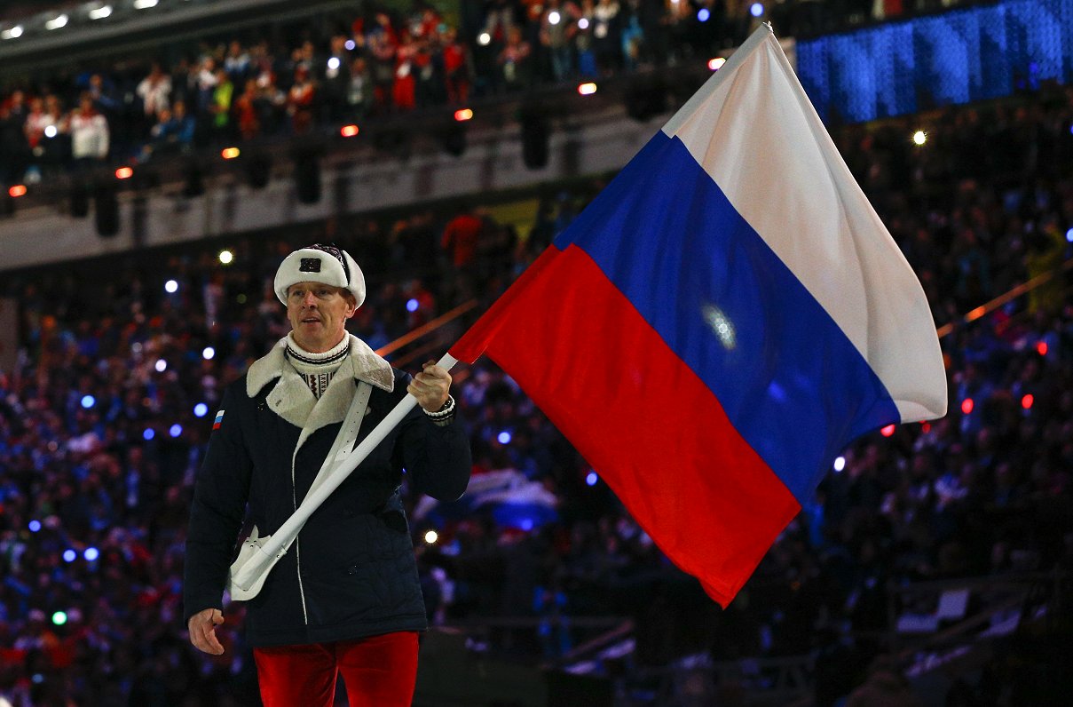 Aleksandrs Zubkovs ar Krievijas karogu Soču olimpisko spēļu atklāšanā