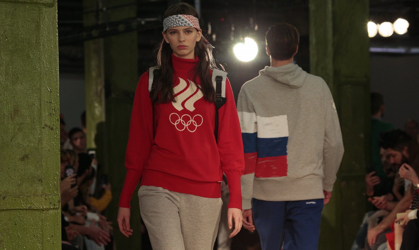 Modeļi izrāda Krievijas olimpiskās delegācijas tērpus