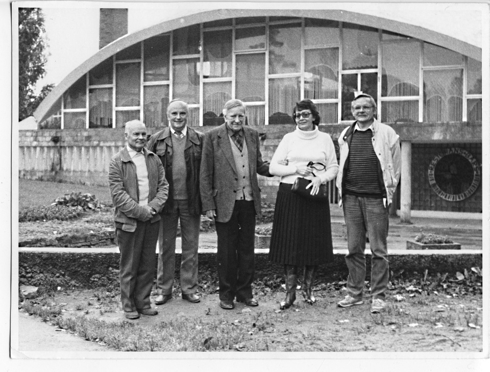 Ким Филби в Латвии, у ресторана «Сените», в октябре 1987 года. Слева направо: Янис Лукашевиц, Андрис...
