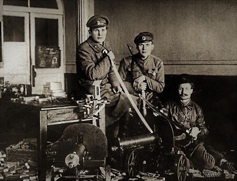 Латышские стрелки-красногвардейцы. Валка, ноябрь 1917 года.   (Чтобы увеличить изображение, кликните...