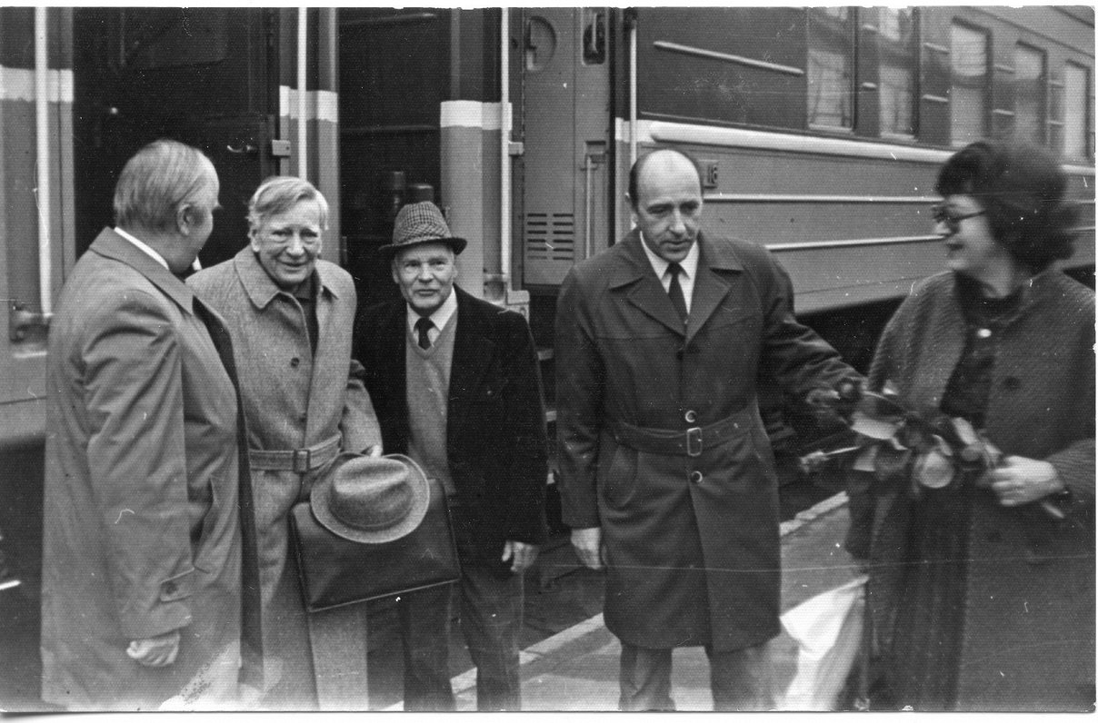 Встреча Кима Филби на Рижском вокзале в октябре 1987 года. Слева направо: Андрис Траутманис, Ким Фил...