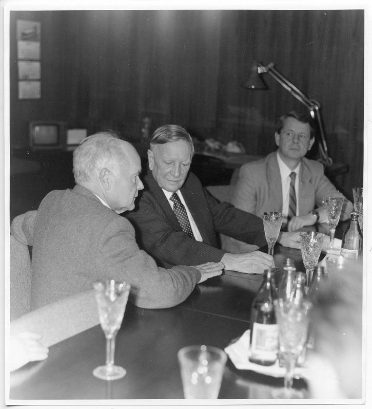 Прием в честь Кима Филби в «Угловом доме». Октябрь 1987 года. Слева направо: Янис Лукашевич, Ким Фил...