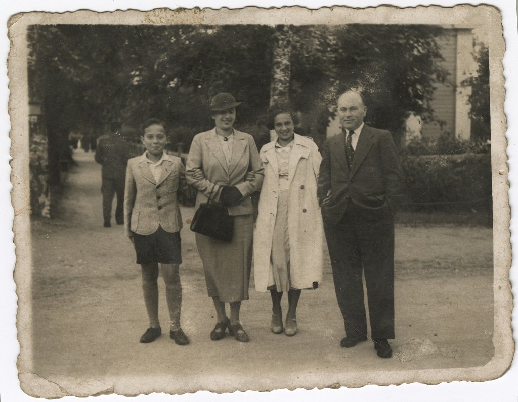 Boriss Lurje ar mammu, māsu un tēti 1937.gadā Ķemeros