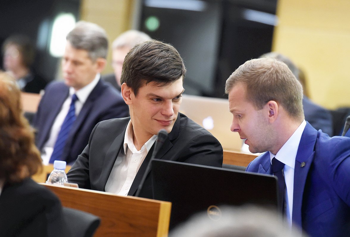 Rīgas domes deputāti Valērijs Petrovs (no kreisās) un Aleksejs Rosļikovs piedalās Rīgas domes sēdē,...