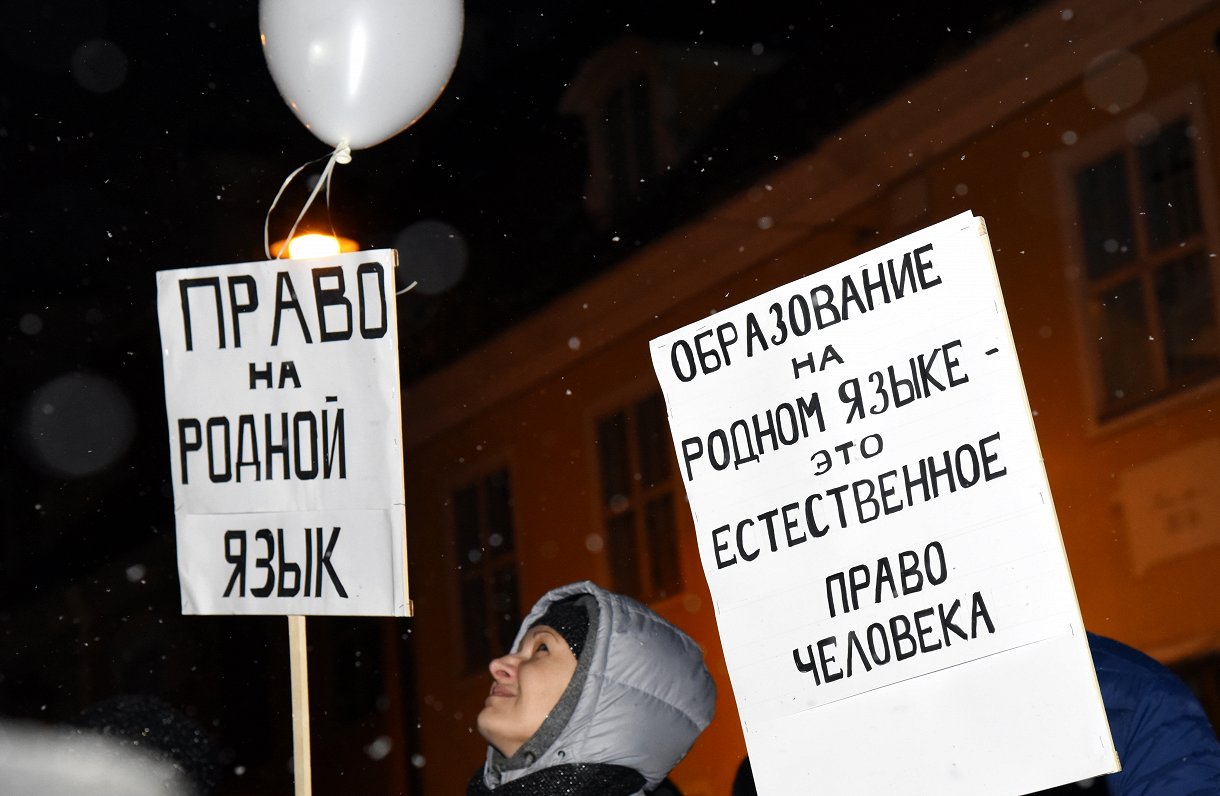 Pie Izglītības un zinātnes ministrijas ēkas krievu skolu aizstāvji protestē pret iecerēto pāreju uz...