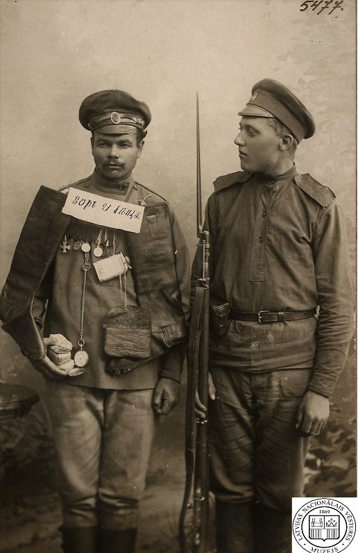 1917. gada beigās Krievijas armija piedzīvoja pilnīgu disciplīnas sabrukumu. Arestēts Krievijas armi...