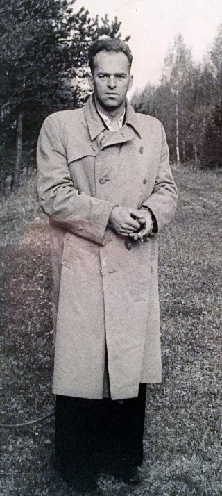 Задержанный агент ЦРУ Леонид Бромберг показывает место своей посадки в лесу под Кемери. Май 1954 год...