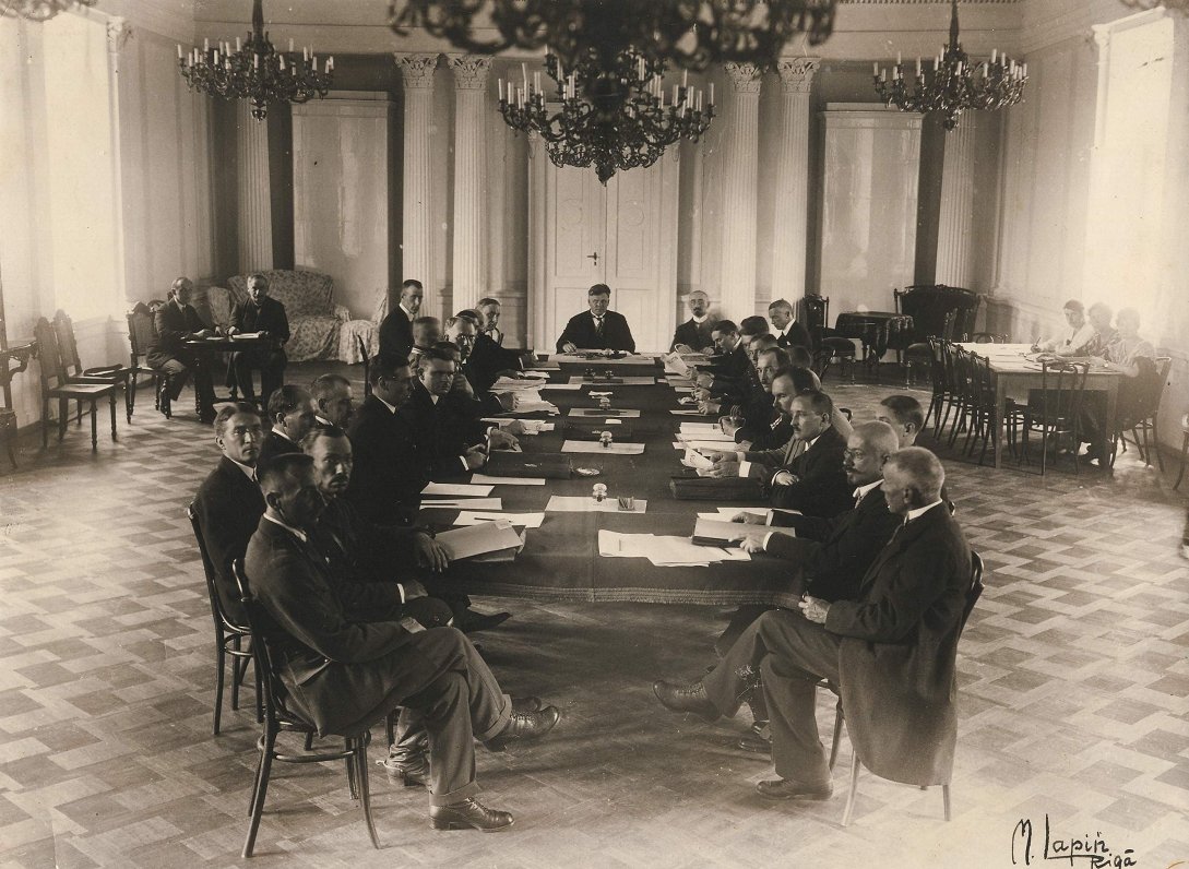 Bulduru konference. 1920. gads. Latvijas premjerministrs Kārlis Ulmanis (centrā) un Ārlietu ministrs...