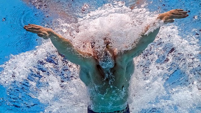 Krievijas olimpisko čempionu peldēšanā diskvalificē uz 9 mēnešiem par dalību kara mītiņā