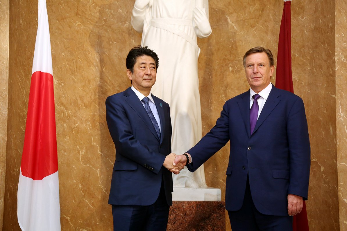 Ministru prezidents Māris Kučinskis (no labās) tikšanās laikā ar Japānas Ministru prezidentu Šindzo...