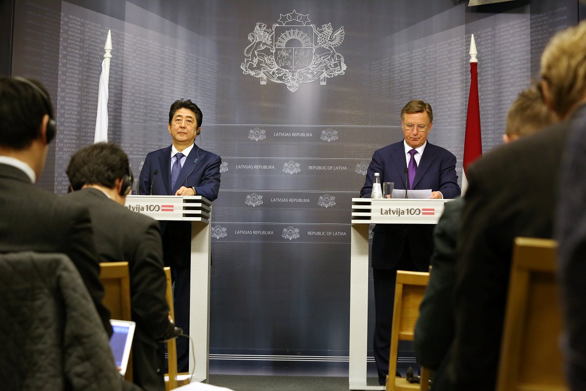 Latvijas Ministru prezidents Māris Kučinskis (no labās) un Japānas Ministru prezidents Šindzo Abi pi...