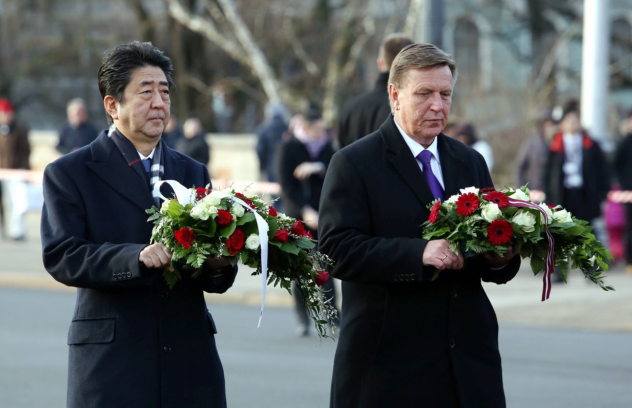 Latvijas Ministru prezidents Māris Kučinskis (no labās) un Japānas Ministru prezidents Šindzo Abi pi...