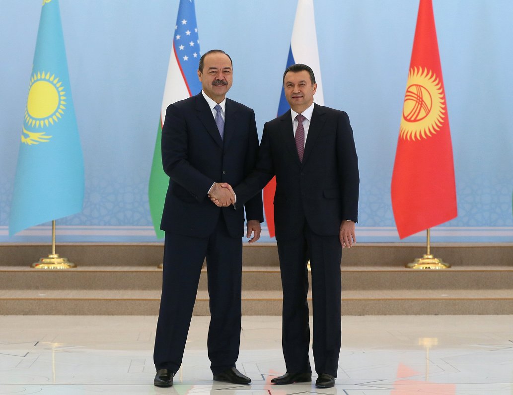 Uzbekistānas premjers Abdulla Aripovs (pa kreisi) un Tadžikistānas premjers Kohirs Rasulzoda