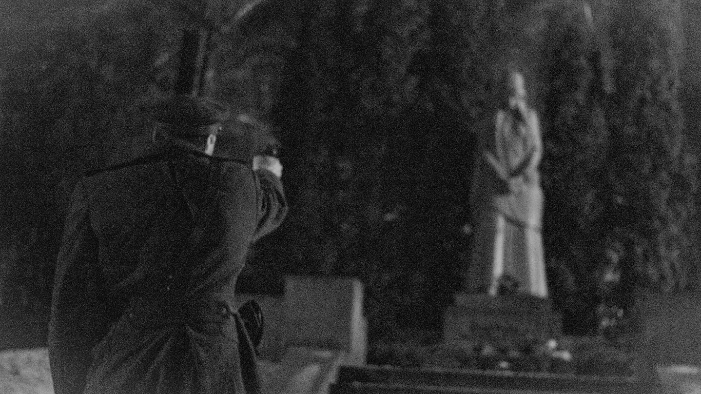 Kadrs no filmas tapšanas procesa - Meža kapos pie Z.A.Meierovica pieminekļa