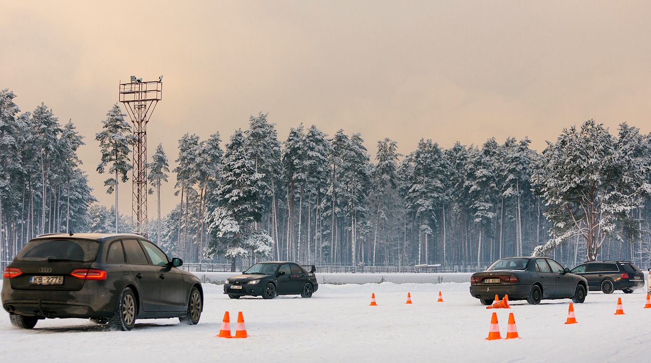 Autovadītājiem piedāvā iespēju drošos apstākļos izmēģināt ziemas braukšanas prasmes