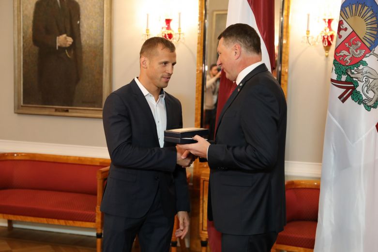 Boxer Mairis Briedis receives award from President Raimonds Vejonis