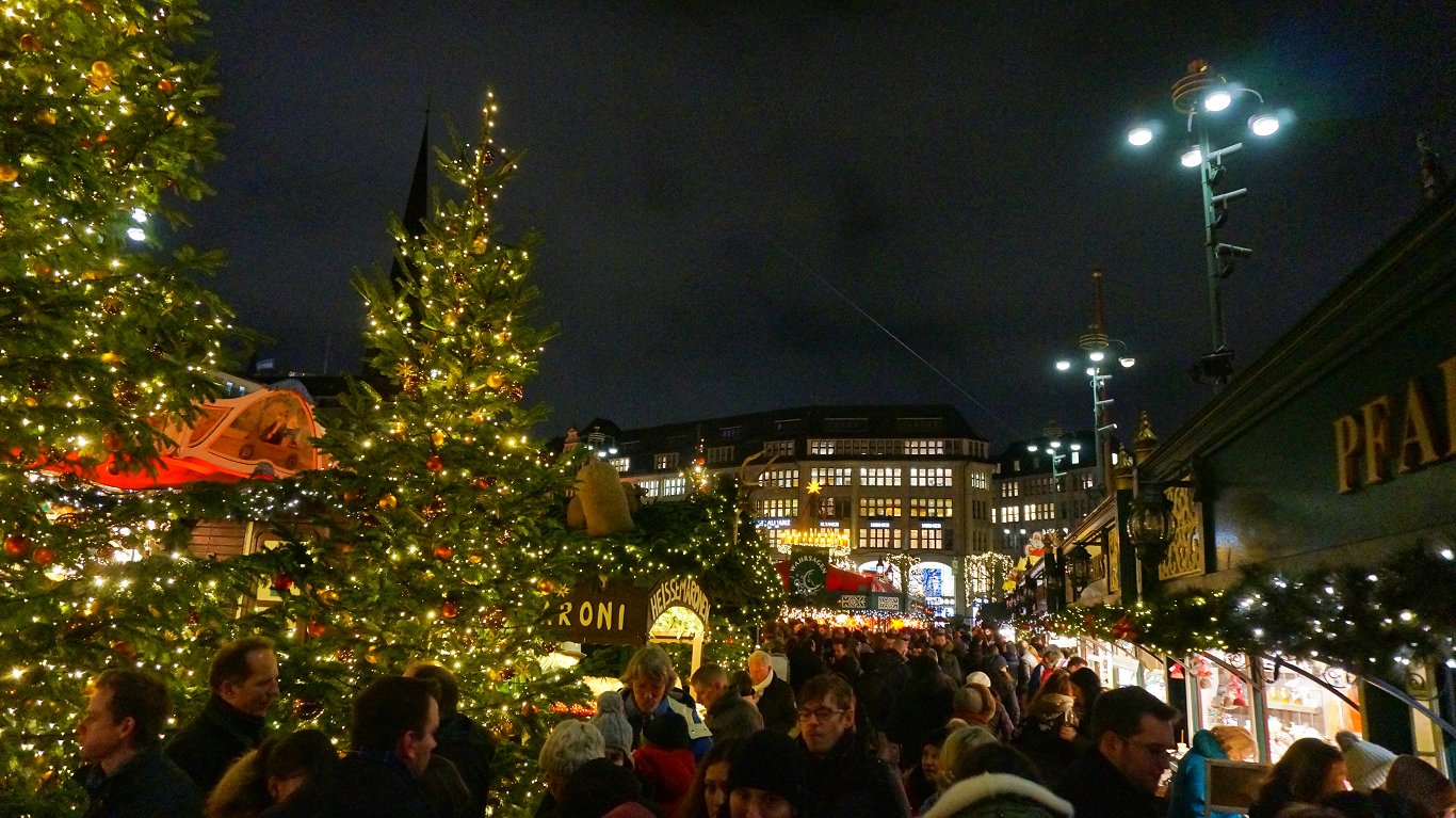 Šodienas bagātās Hamburgas ielas un svētku tirdziņi krasi kontrastē ar Ziemassvētkiem neticami barga...