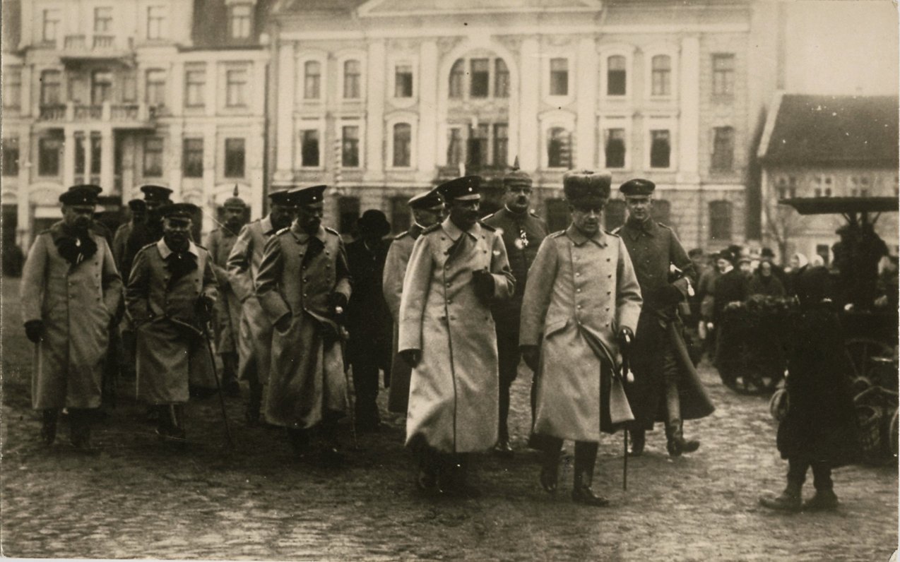 Офицеры германской армии на елгавской рыночной площади. 1917 год.