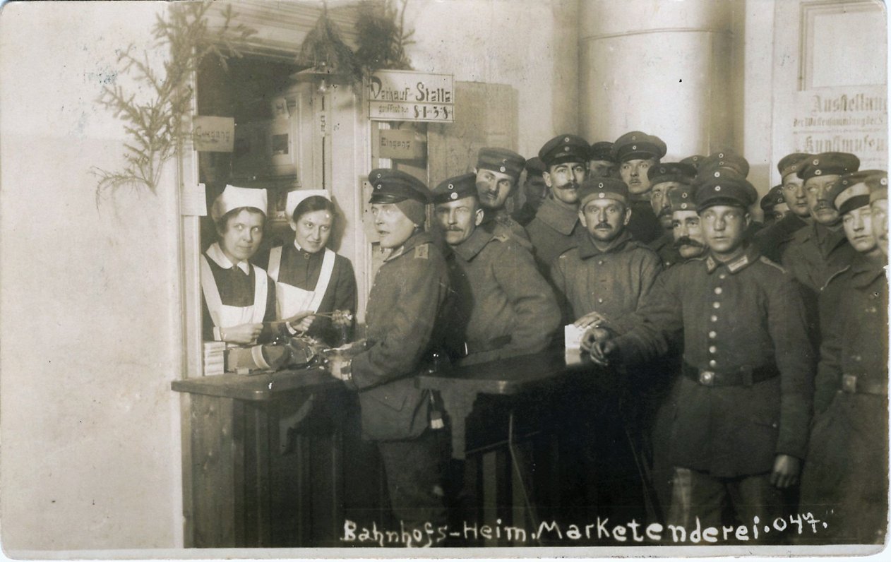 Vācijas armijas karavīri Rīgas stacijas bufetes telpās. 1918. gada janvāris.