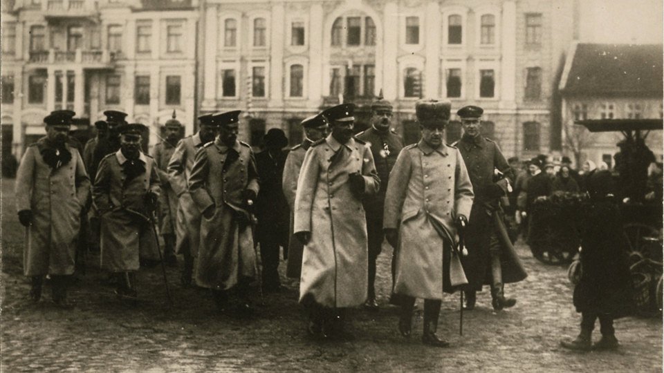 Германские офицеры на елгавской Рыночной площади, 1917 г.