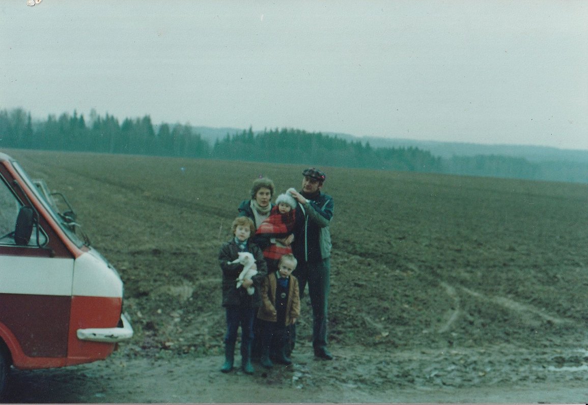 Jāņa un Aijas Nīmaņu ģimene 1993. gadā pie atgūtas &quot;Nīmaņu&quot; dzimtas zemes Priekuļos. Priek...