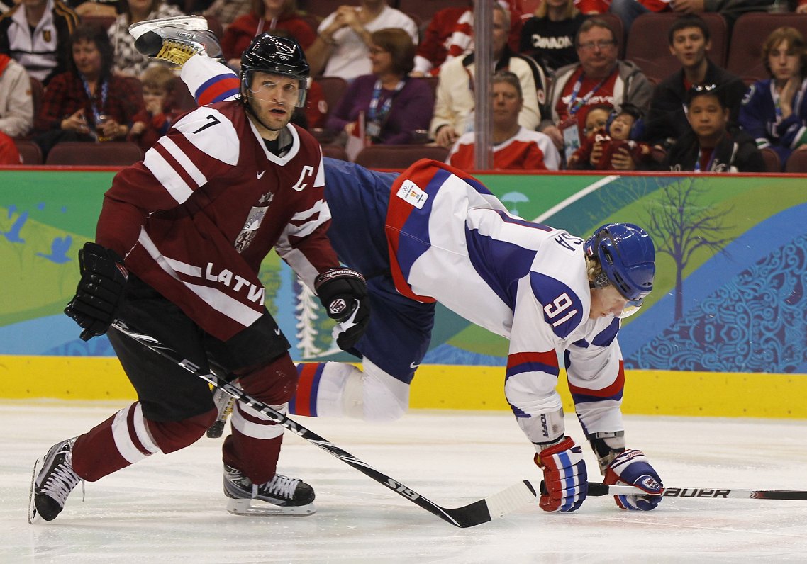 Latvijas hokeja izlases kapteinis Kārlis Skrastiņš spēlē pret Slovākiju