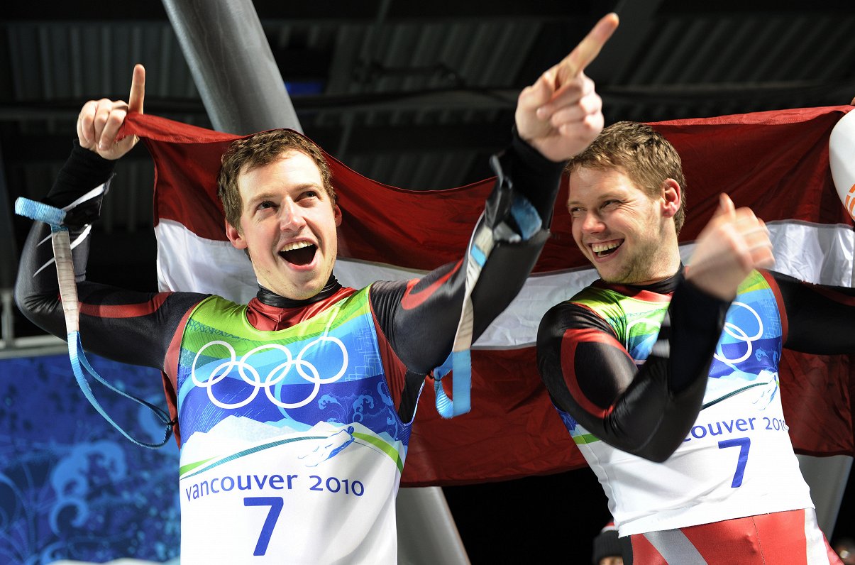 Andris (pa kreisi) un Juris Šici svin olimpiskā sudraba izcīnīšanu