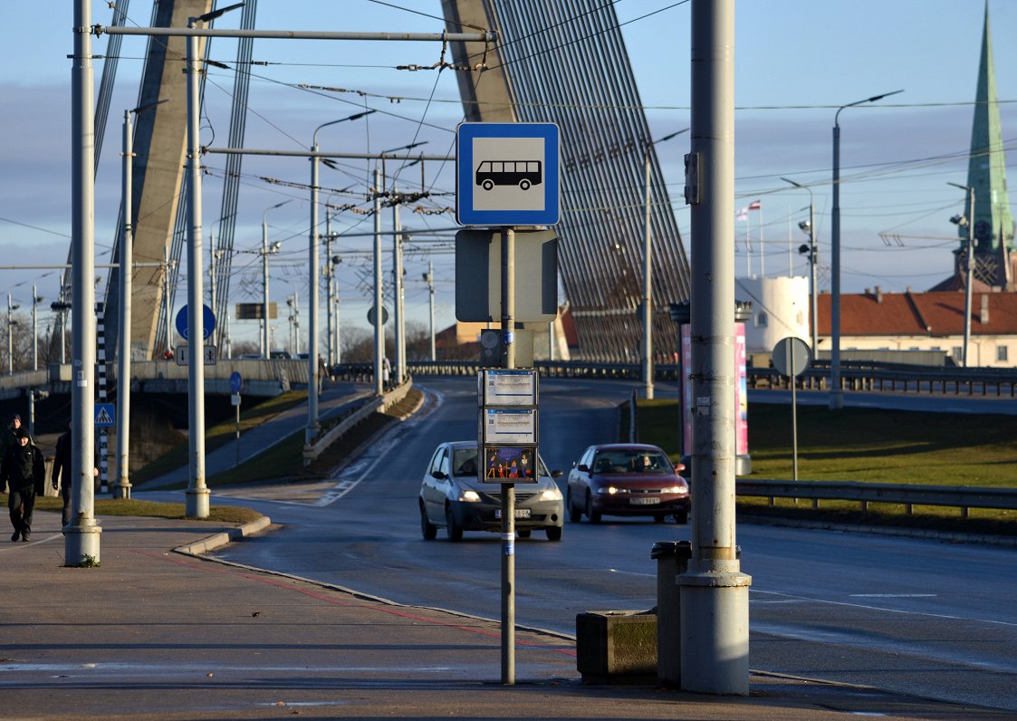 Autobusa pietura pie vanšu tilta Rīgā