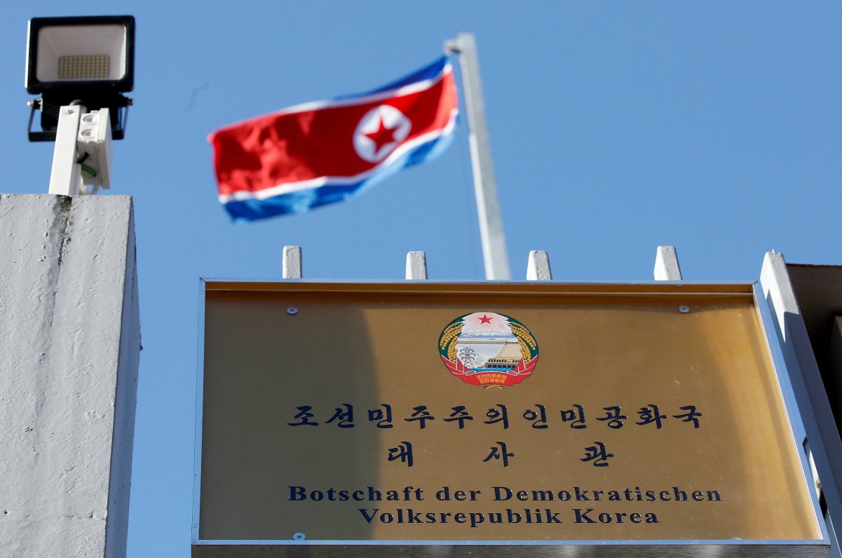 Ziemeļkorejas karogs pie valsts vēstniecības Berlīnē, Vācijā.