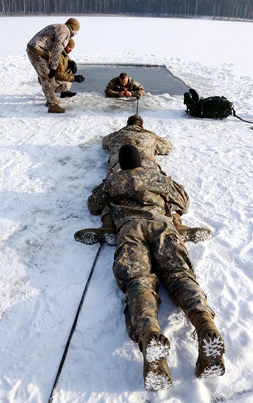 Ādažu poligonā norisinās militārās mācības „Ziema”, kurās Sauszemes spēku Mehanizētās kājnieku brigā...