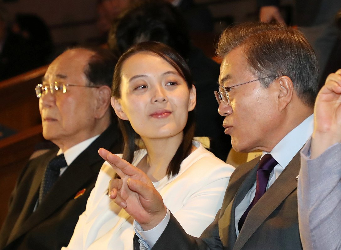 Dienvidkorejas prezidents Muns Džēins un Ziemeļkorejas līdera Kima Čenuna māsa Kima Jočena