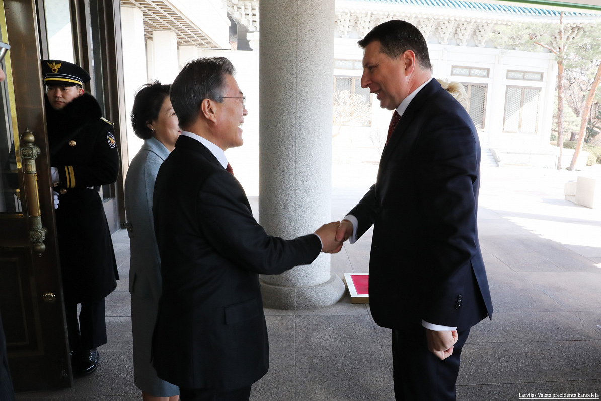 President Moon Jae-in in South Korea welcomes President Raimonds Vējonis