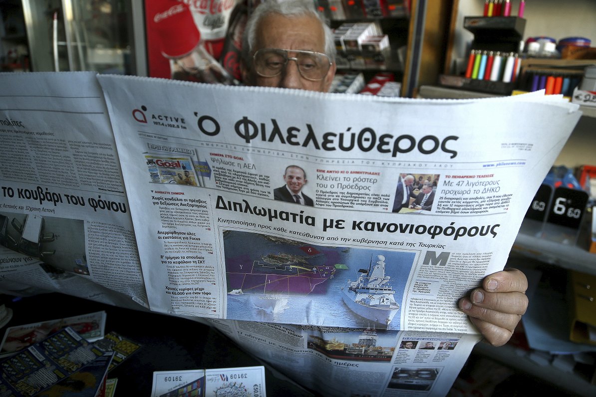 Kipras iedzīvotājs lasa avīzi
