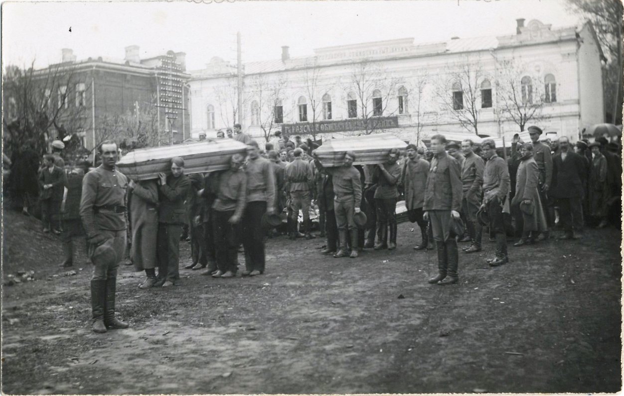 Krievu karavīri apglabā kritušos biedrus, 1917./1918. gada ziema