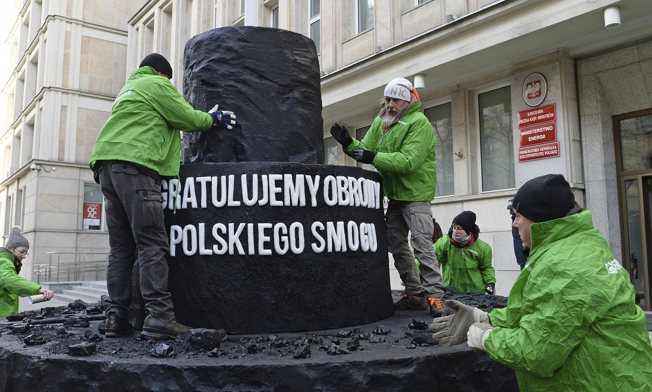 &quot;Greenpeace&quot; aktīvisti Polijā arī cīnās pret gaisa piesārņojumu Polijas pilsētās