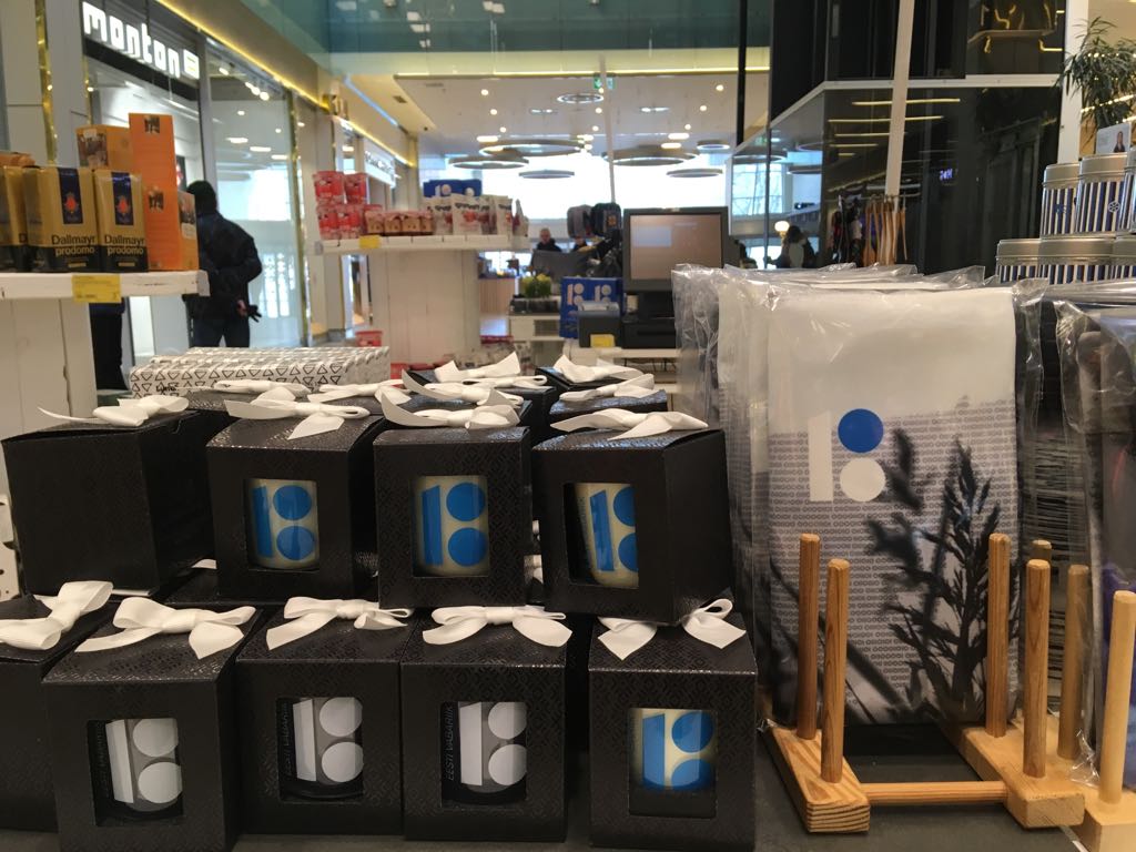 Igaunijas karoga krāsas un simtgades suvenīri veikalos.
