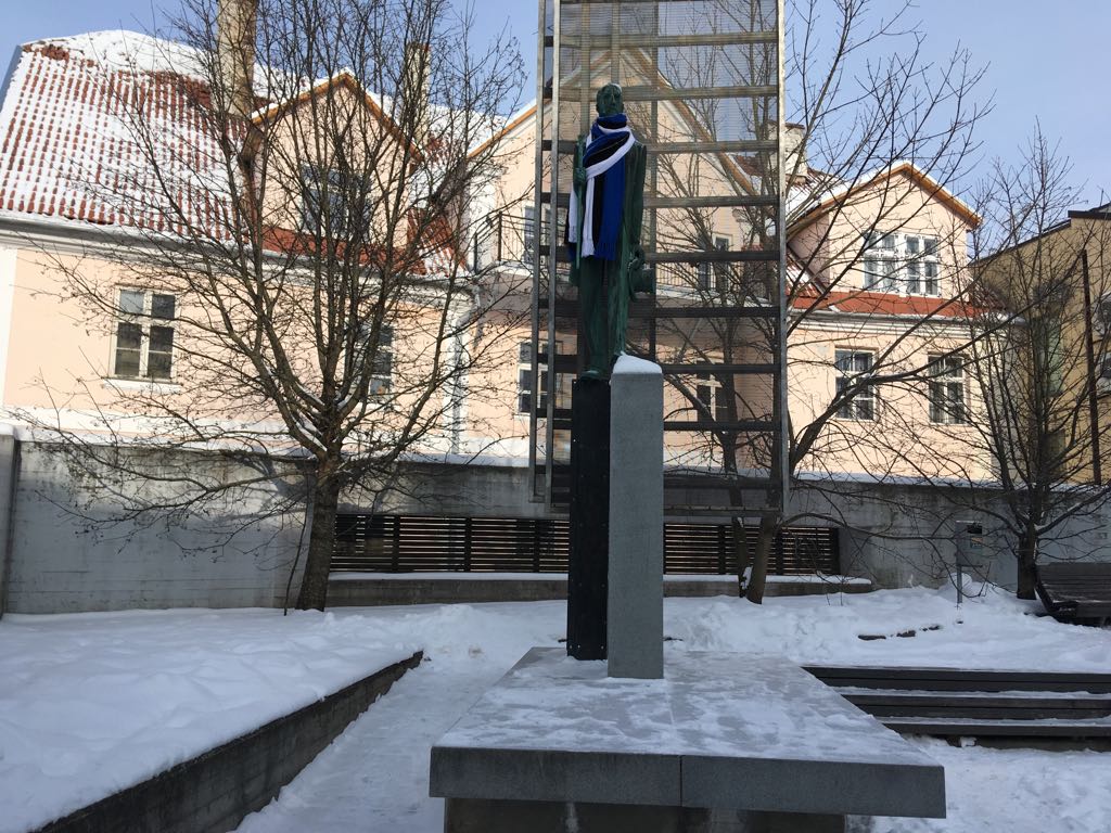 Tartu neatkarības slavenāko personību pieminekļi uzposti Igaunijas karoga krāsās.