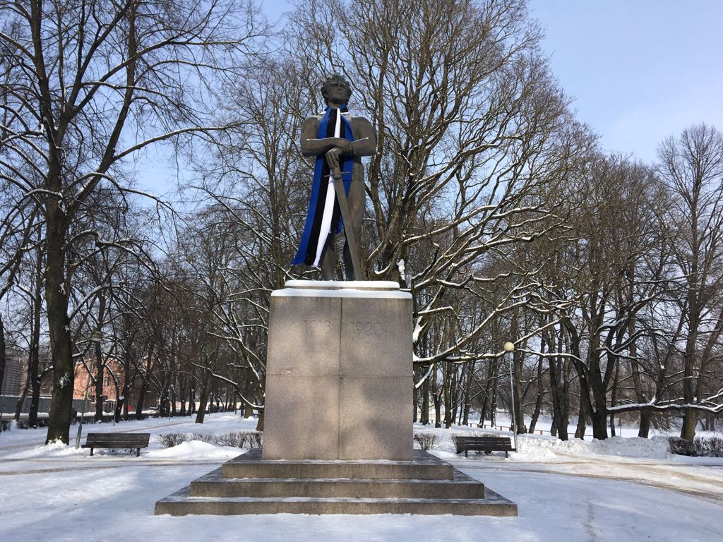 Tartu neatkarības slavenāko personību pieminekļi uzposti Igaunijas karoga krāsās.